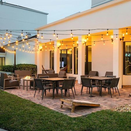Отель Courtyard Melbourne West Экстерьер фото