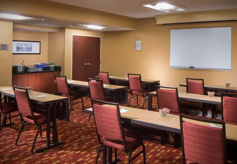 Отель Courtyard Melbourne West Экстерьер фото
