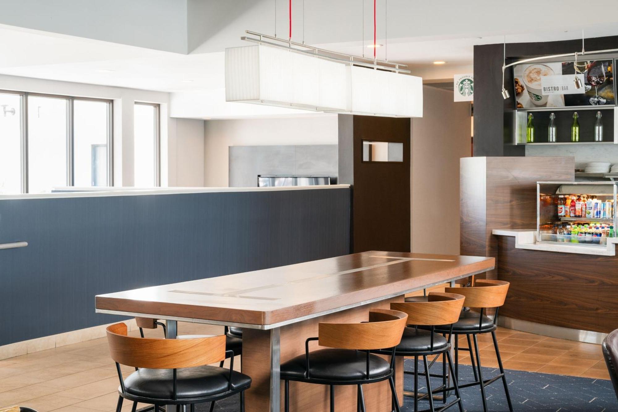 Отель Courtyard Melbourne West Экстерьер фото