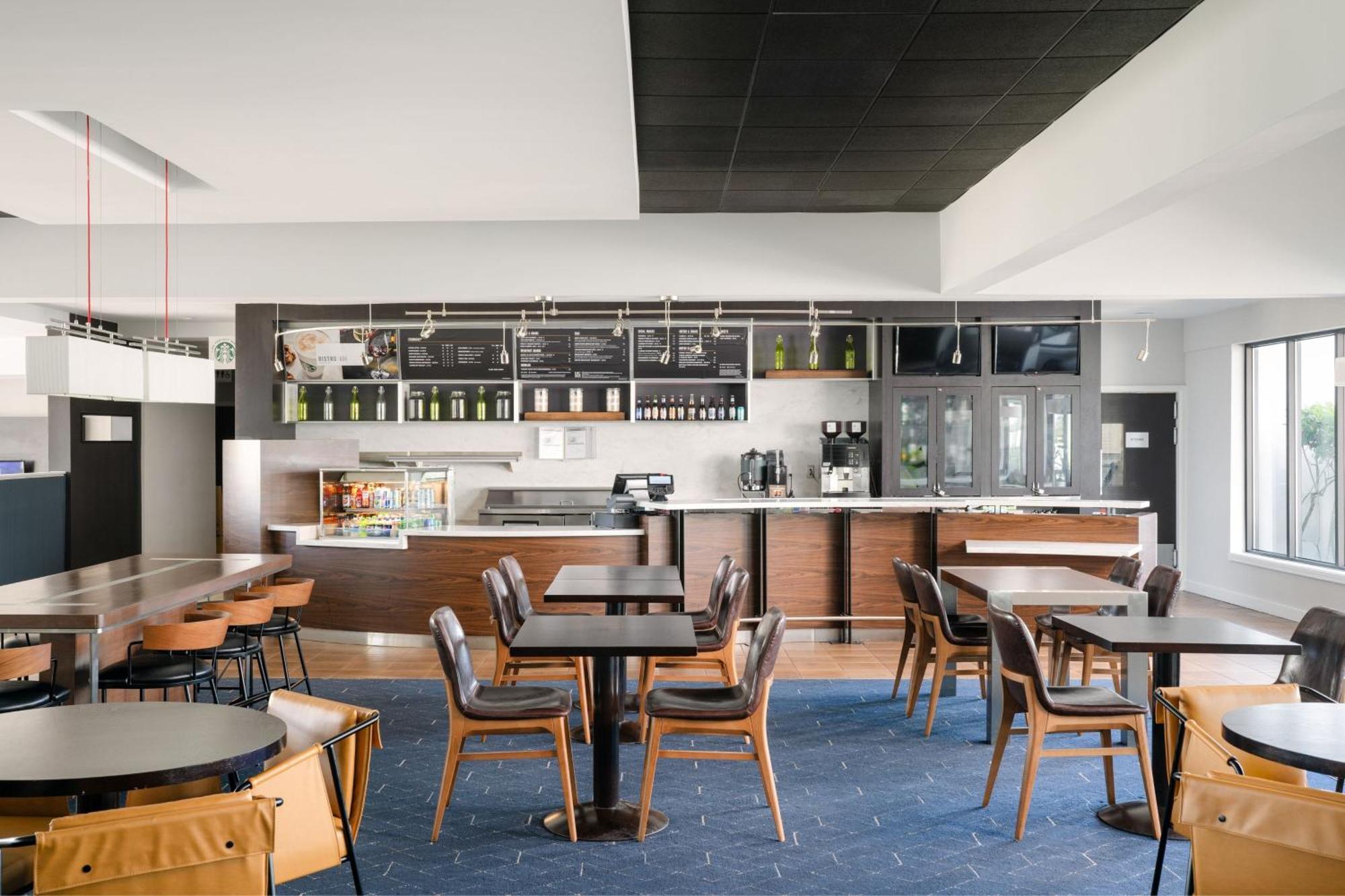 Отель Courtyard Melbourne West Экстерьер фото