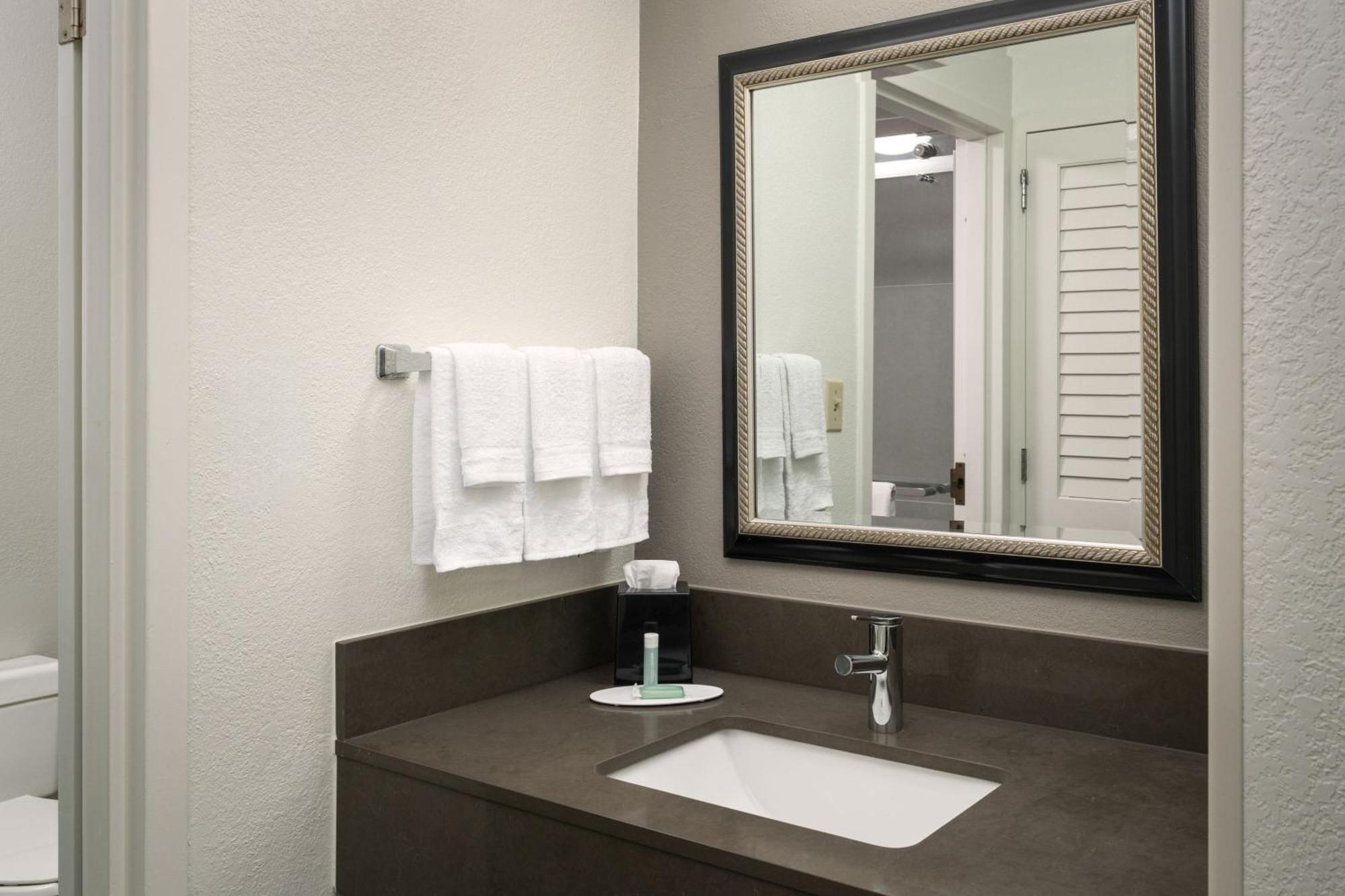 Отель Courtyard Melbourne West Экстерьер фото