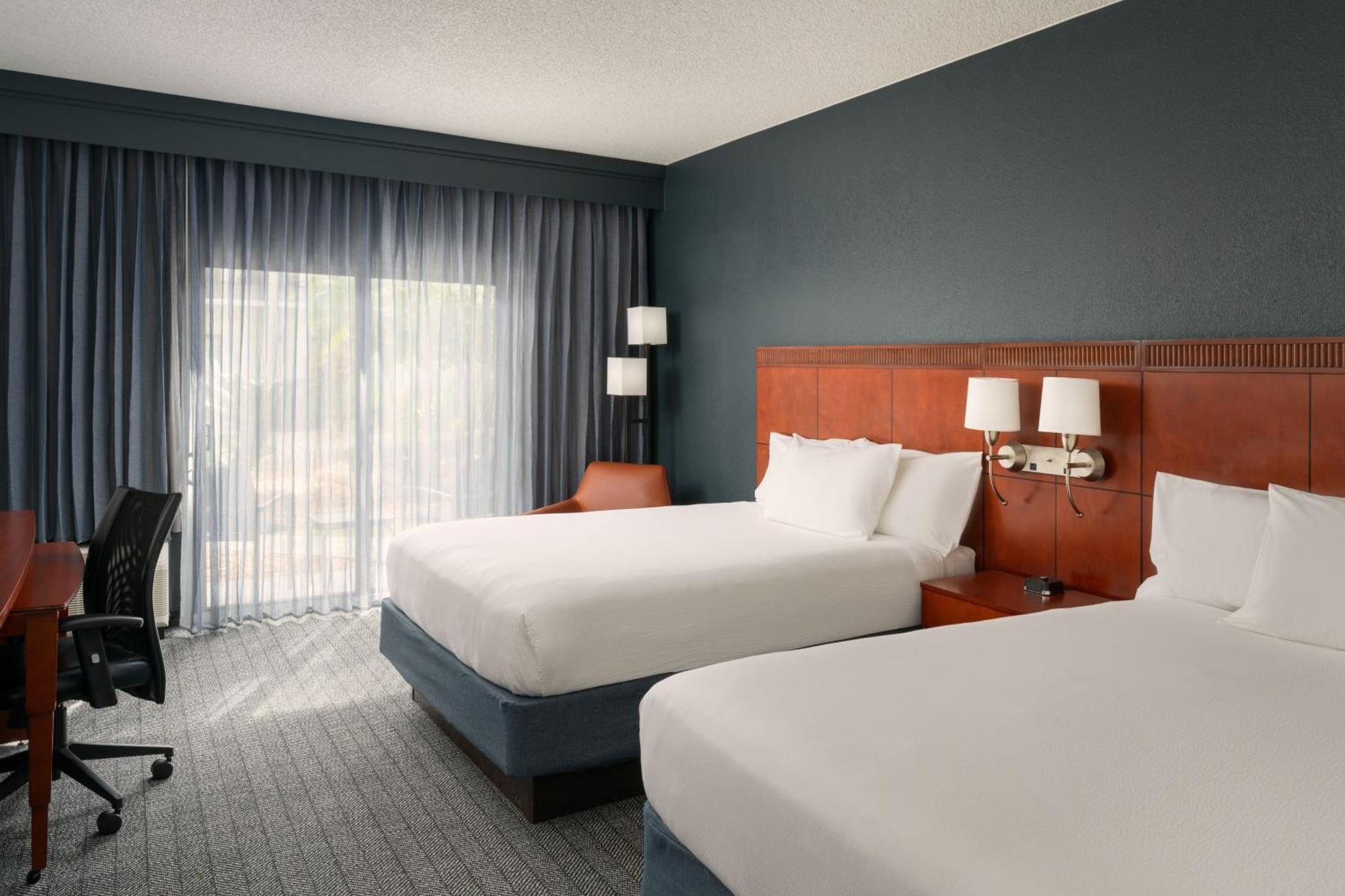Отель Courtyard Melbourne West Экстерьер фото