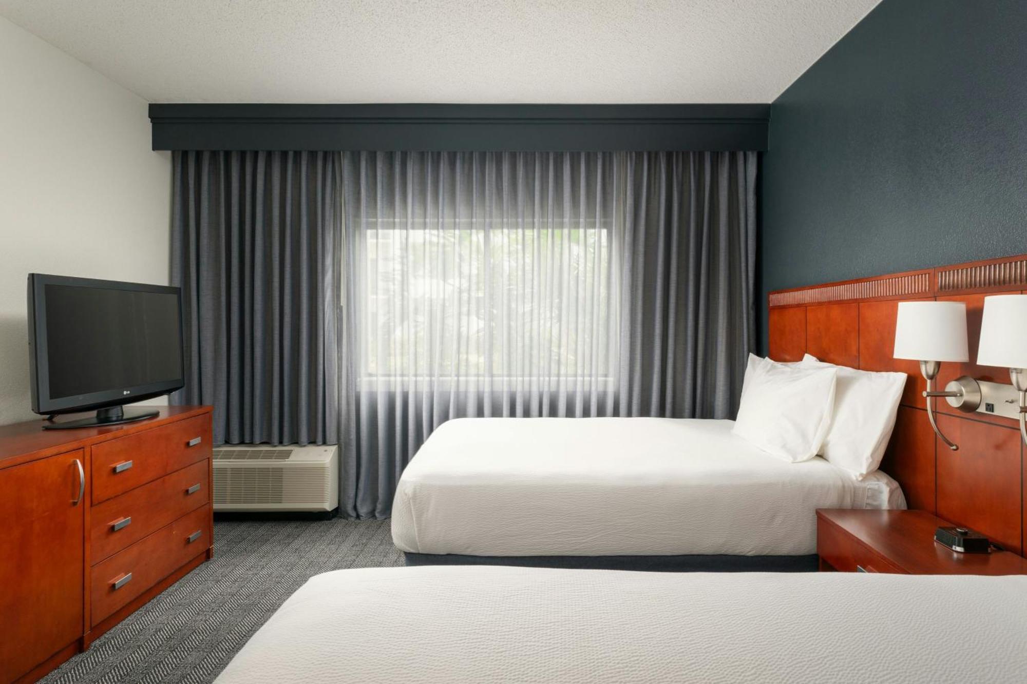 Отель Courtyard Melbourne West Экстерьер фото