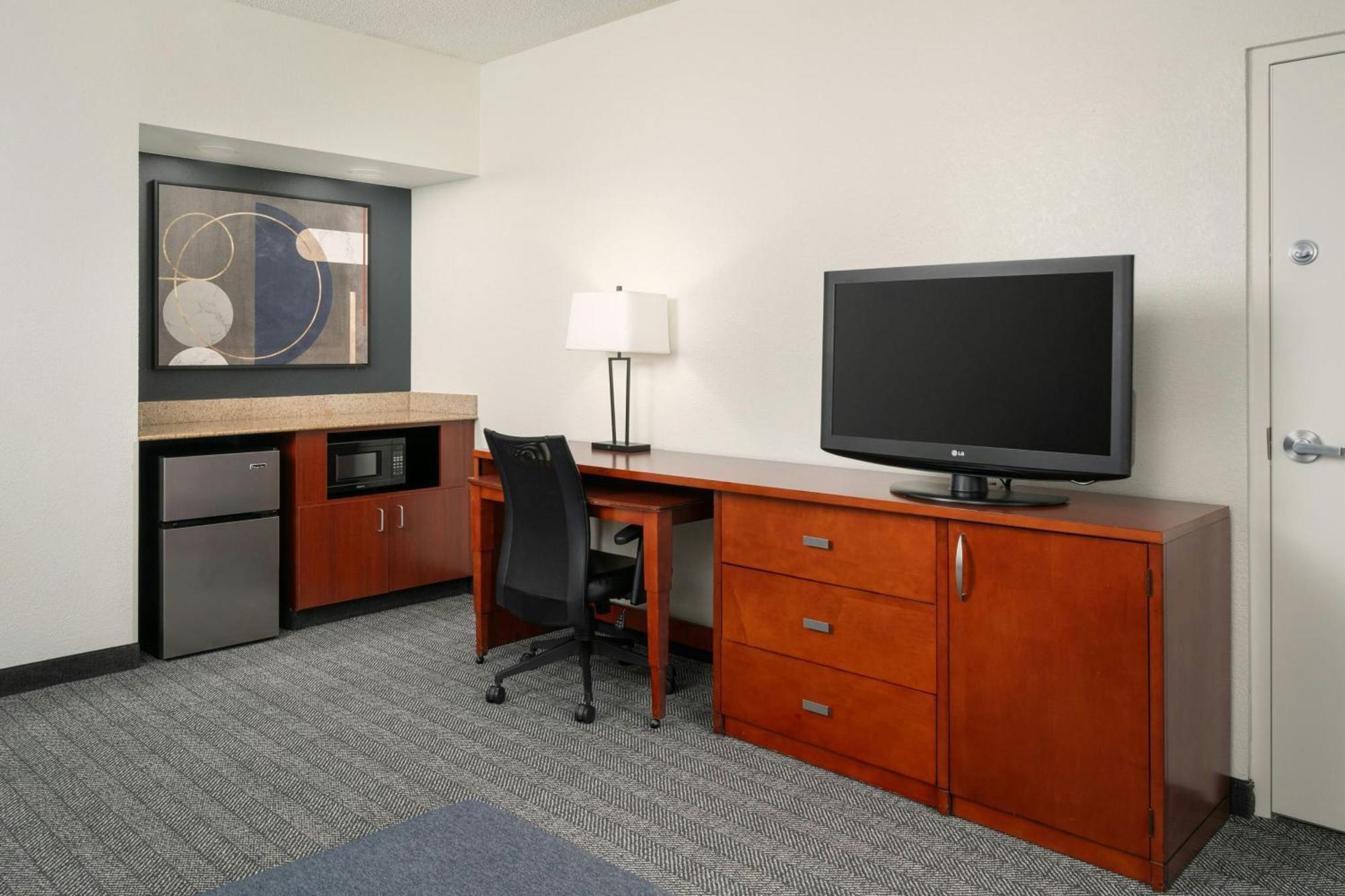 Отель Courtyard Melbourne West Экстерьер фото