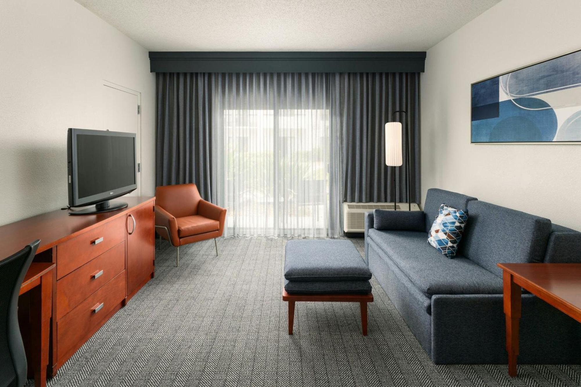 Отель Courtyard Melbourne West Экстерьер фото