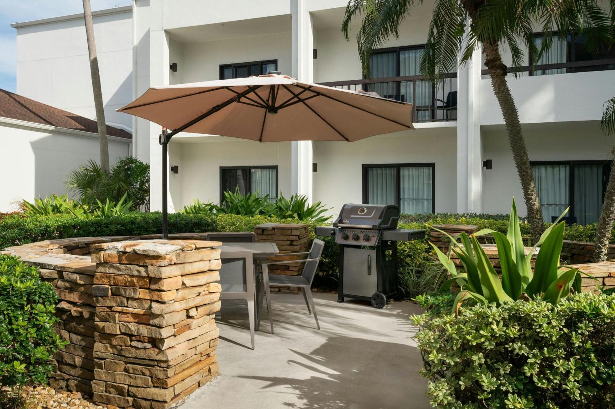 Отель Courtyard Melbourne West Экстерьер фото