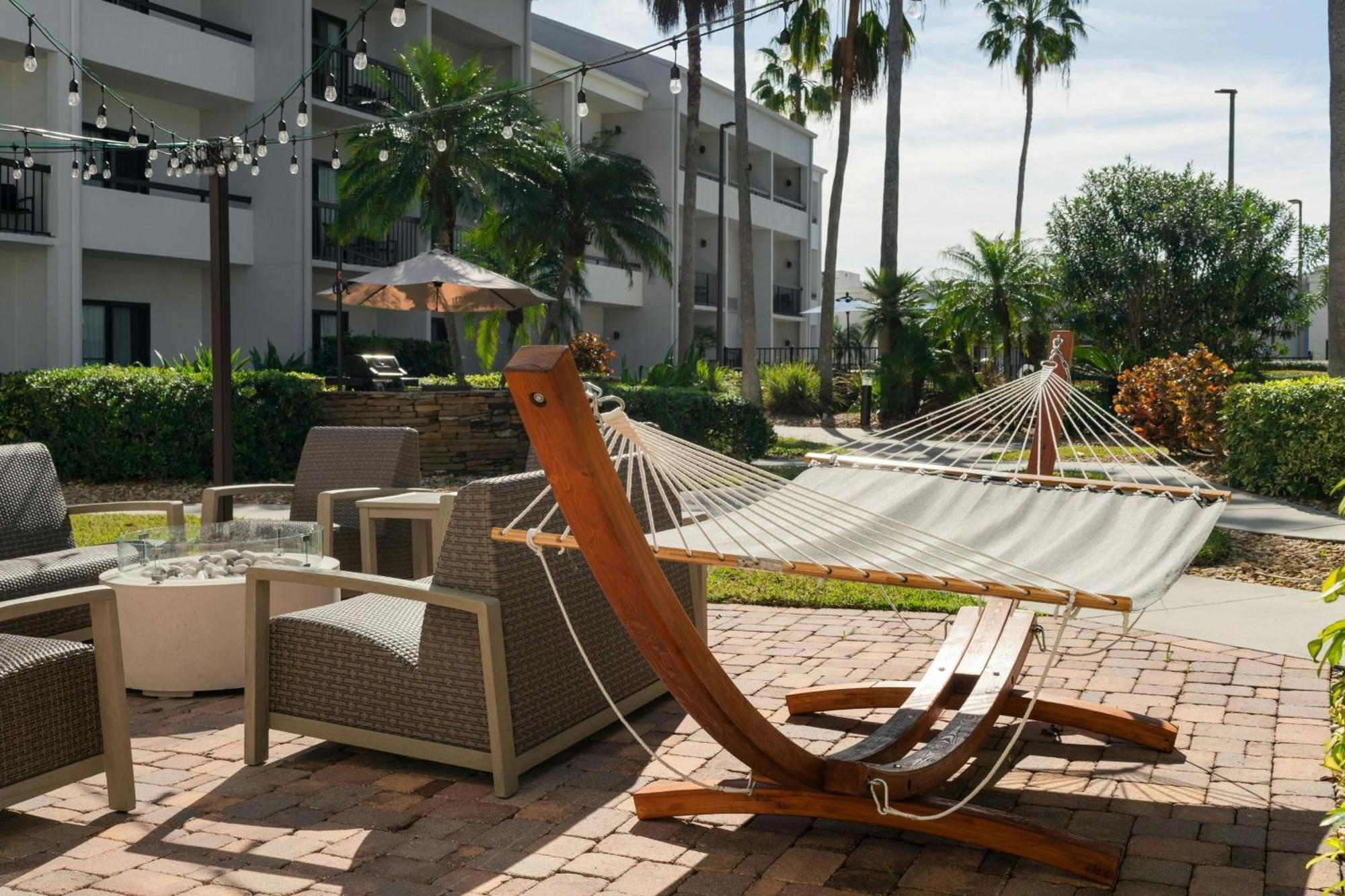 Отель Courtyard Melbourne West Экстерьер фото